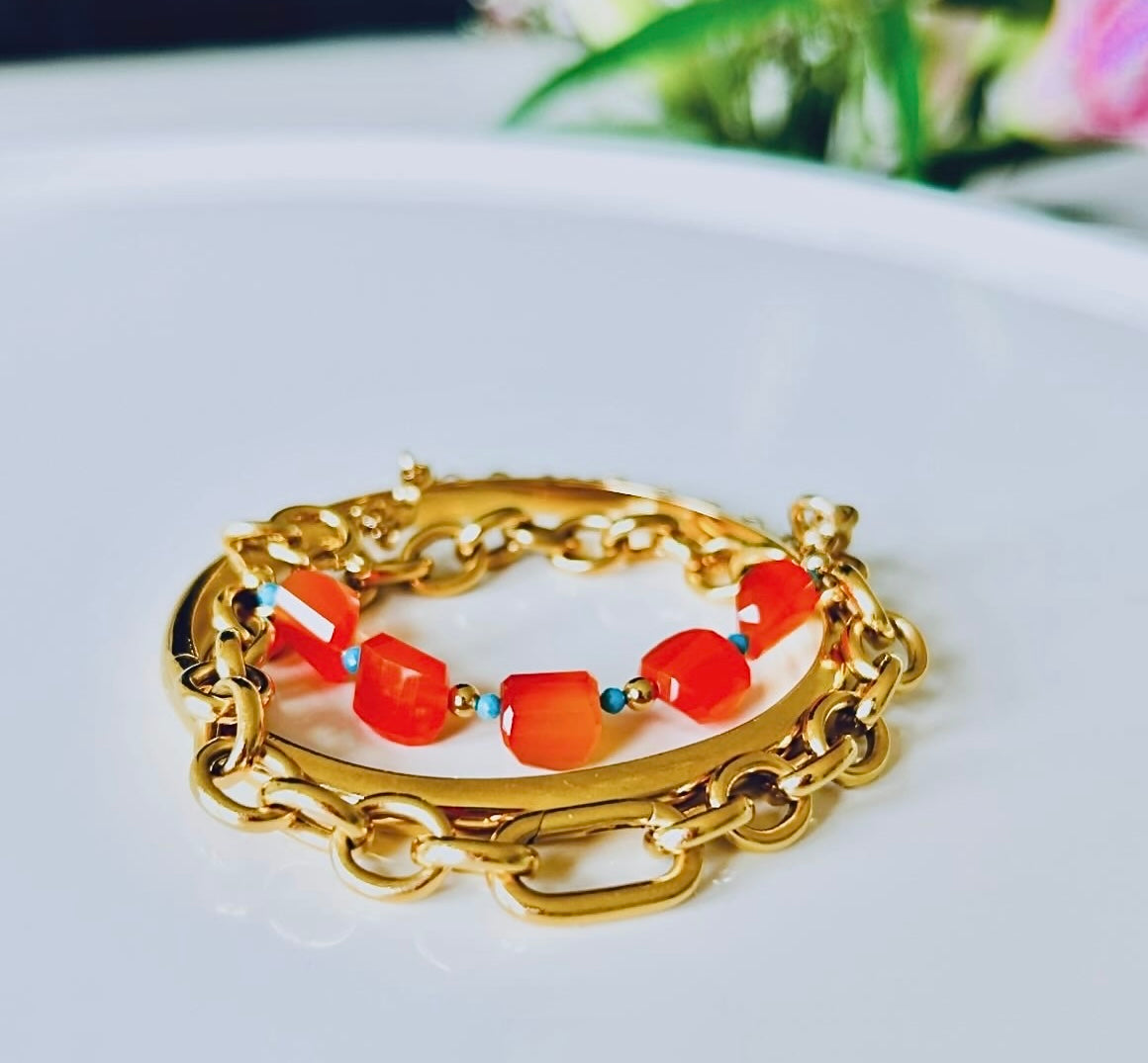 Goldarmband mit roten Perlen und Gliedern
