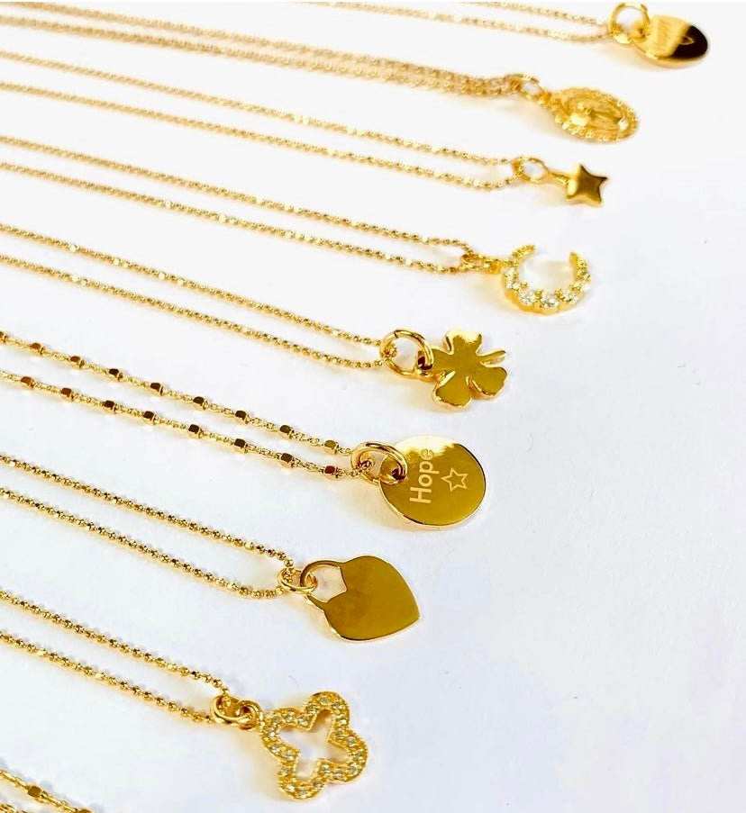 Vergoldete Halsketten mit Symbol-Anhängern