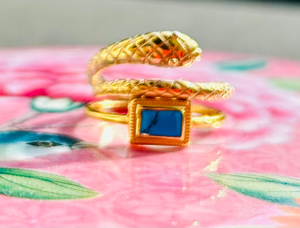 Schlangenring mit türkisfarbenem Stein