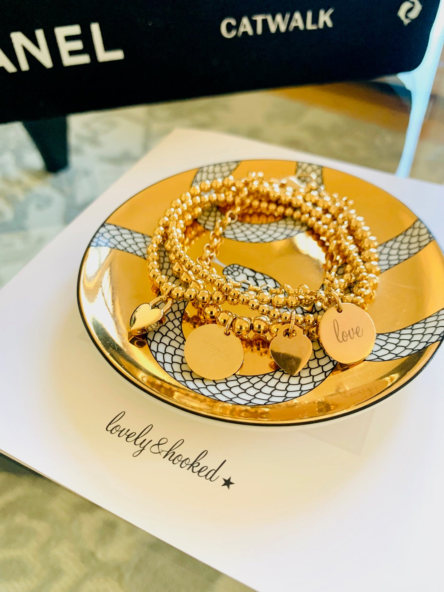Armband aus vergoldeten Kugeln mit Charms