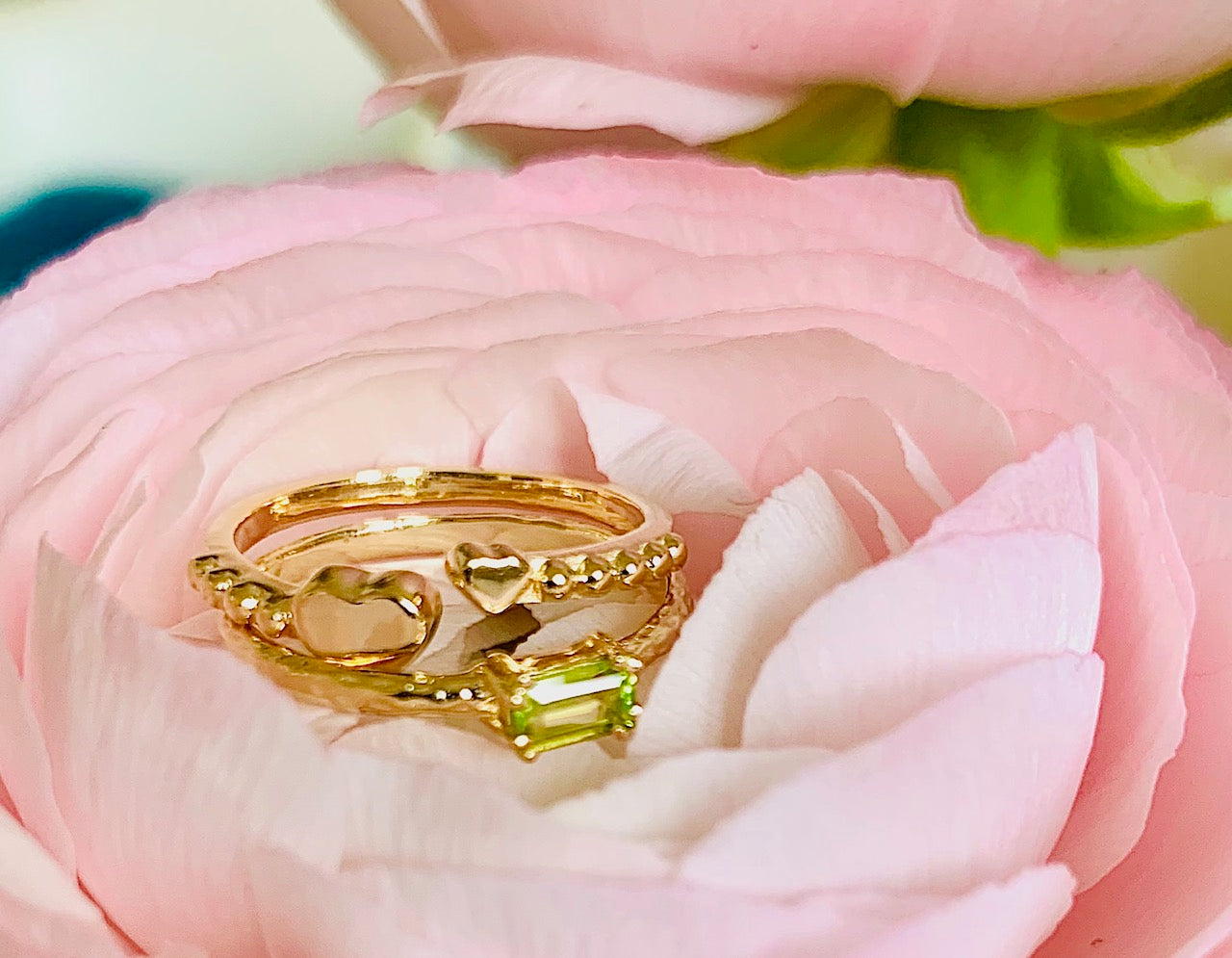 Feiner Goldring mit Herzdetails