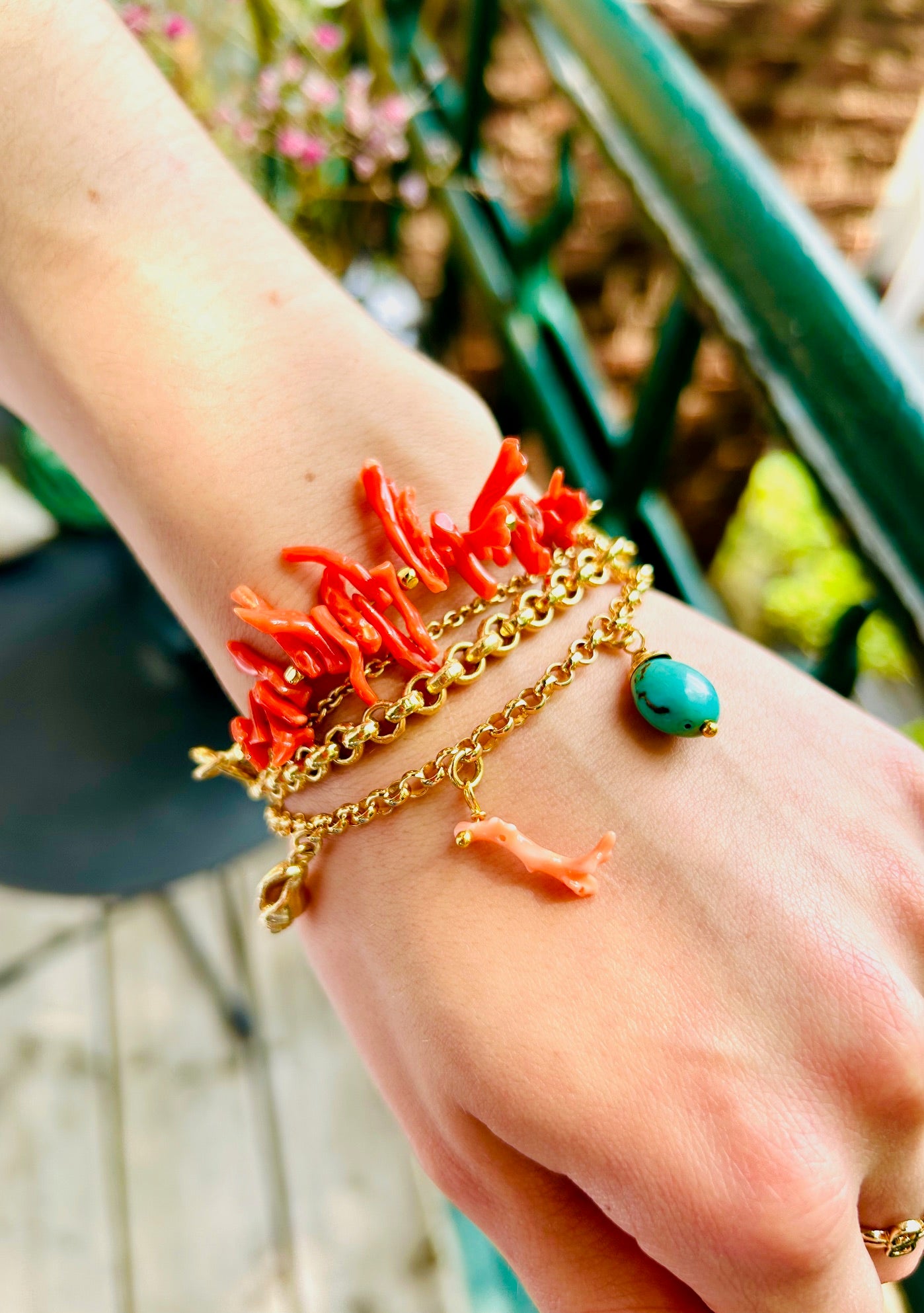 Korallen-Armband mit Charms